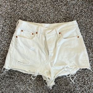 White Levi’s high wasted shorts